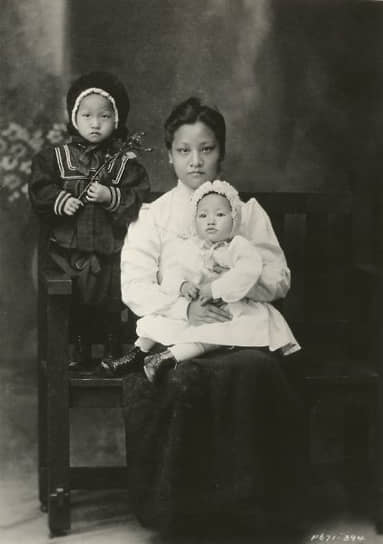 Анна Мэй Вонг (на коленях у мамы) и ее старшая сестра Лулу