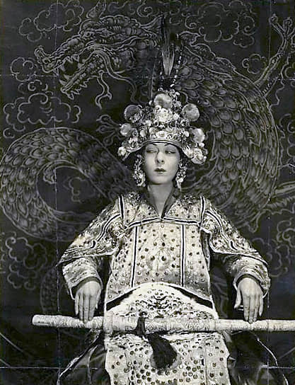 Алла Назимова в роли Мали, дочери китаянки и европейца в немом фильме 1919 года «Красный фонарь». Это был первый фильм, в котором снялась Анна Мэй Вонг