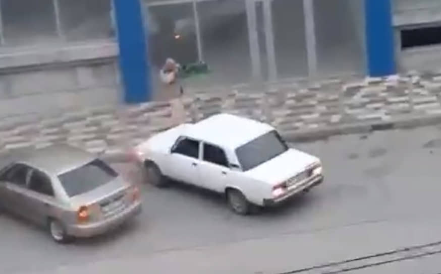 Кадр из видео, на котором Владимир Жиров стреляет вдоль улицы 