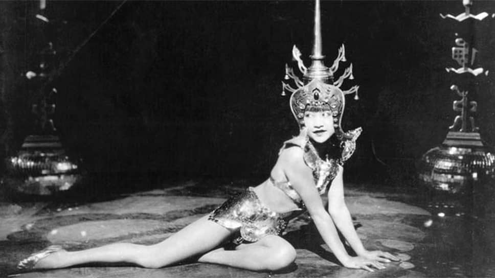 «Анна Мэй Вонг, маленькая китайско-американская актриса, с таким успехом сыгравшая в «Пикадилли», никогда не была в Китае. Она родилась у китайских родителей в Лос-Анджелесе» (The Salt Lake Tribune, 1929 год)