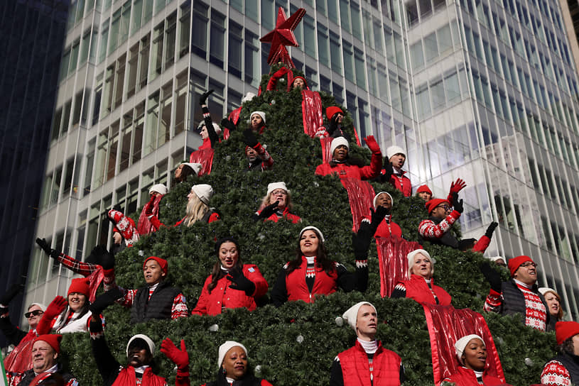 После Дня благодарения в Соединенных Штатах стартуют предрождественские распродажи. На параде в Нью-Йорке об этом напоминала поющая елка