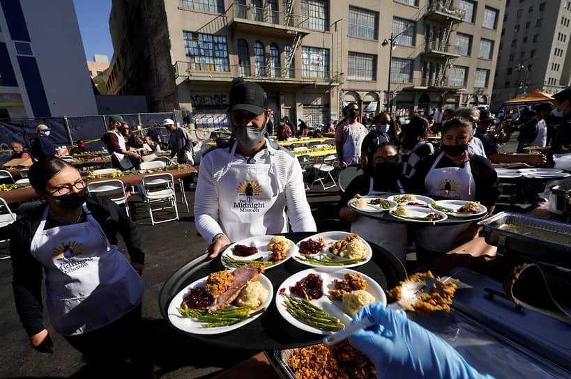 В Лос-Анджелесе в честь Дня благодарения организовали бесплатный обед для бездомных и нуждающихся