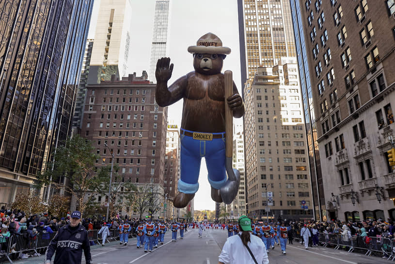 Воздушный шар «Медведь Смоки» на параде в Нью-Йорке