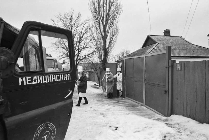 Медработники во время выезда к жителям города, чьи дети, возможно, имели контакт с зараженными ВИЧ в стенах больницы, 1989 год
