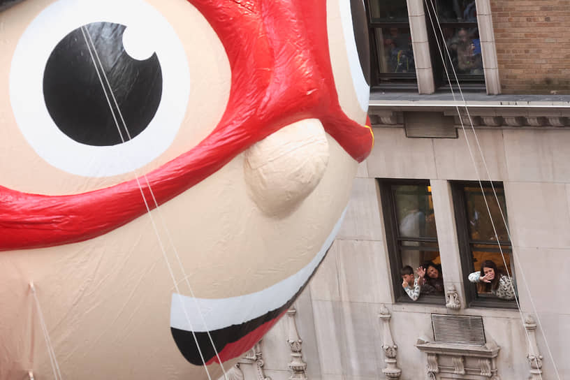 Воздушный шар «Красный титан» на параде в честь Дня благодарения в Нью-Йорке