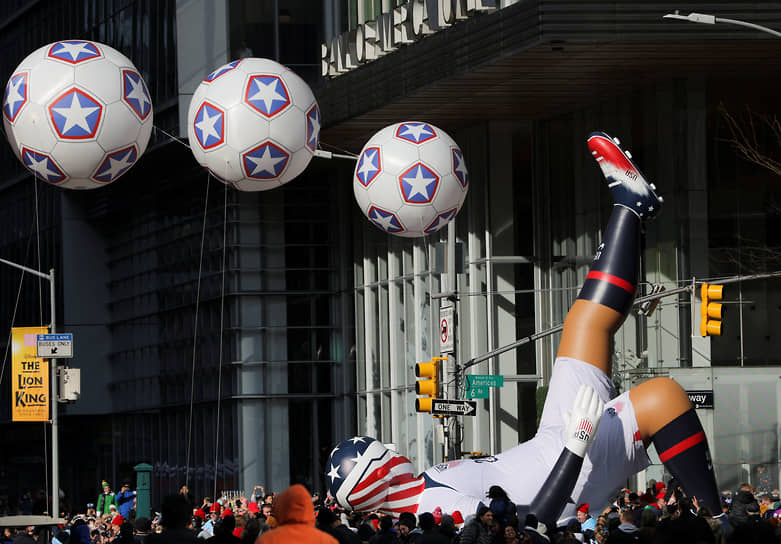 Воздушный шар «Звезда футбола» на параде в честь Дня благодарения
