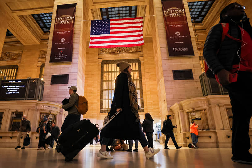 В преддверии праздника многие американцы отправились к родственникам или на каникулы в другие города &lt;br>
На фото: пассажиры на Центральном вокзале