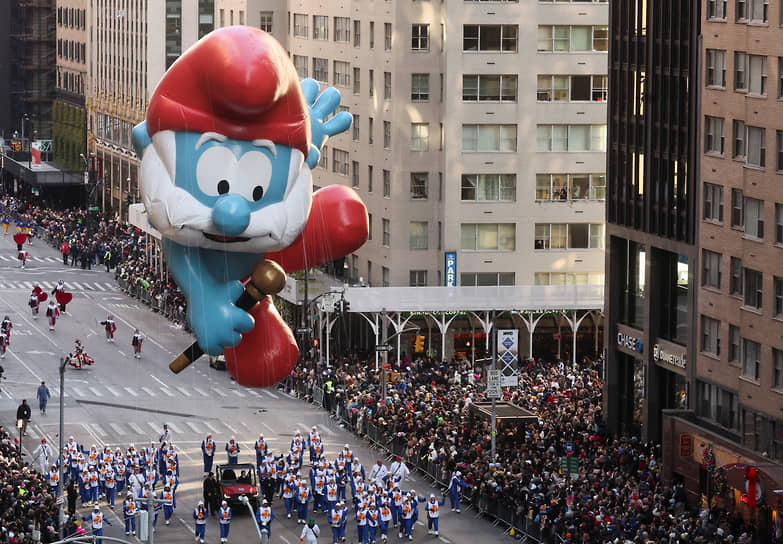 Воздушный шар «Папа Смурф» во время парада в Нью-Йорке