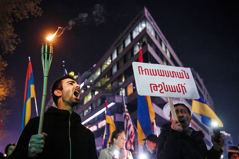 Ереван. Участники акции протеста против ОДКБ, организованной движением «Национально-демократический полюс»