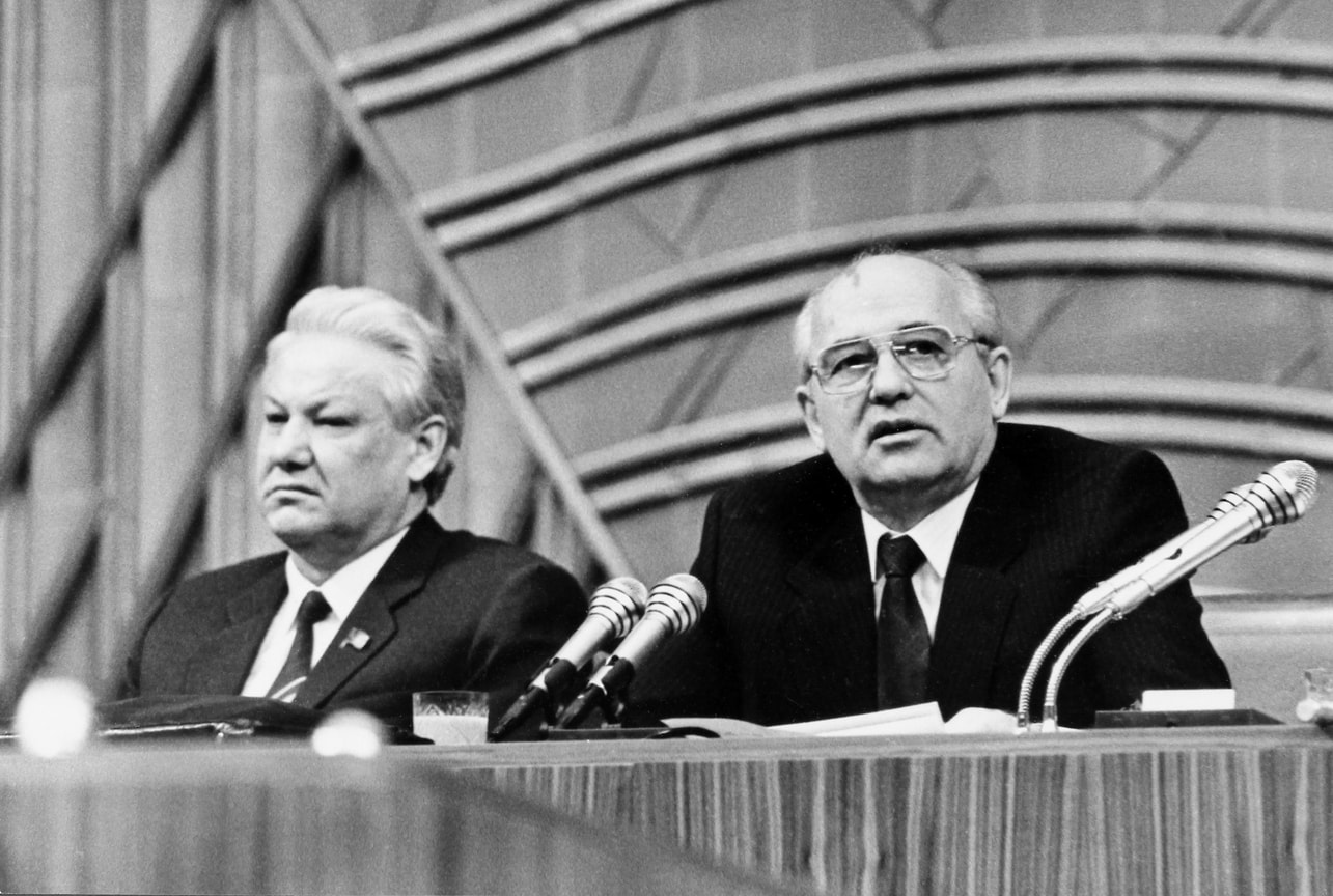 «Борис Ельцин обвинил Михаила Горбачева создании атмосферы культа личности»