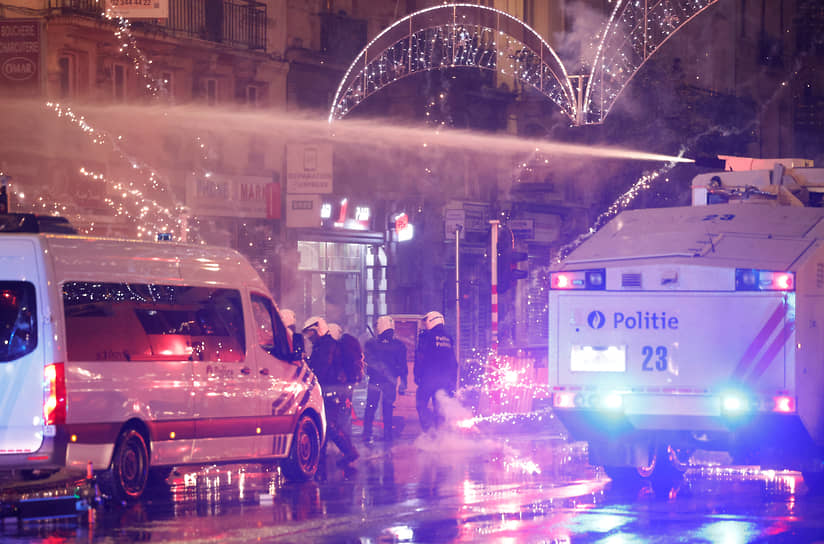 По информации газеты Le Soir, разгневанные болельщики поджигали электросамокаты, дорожные знаки и светофоры