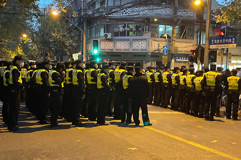По информации AP и Reuters, китайские власти удаляют сообщения о массовых акциях в социальных сетях, поэтому сейчас невозможно подсчитать их точное число или количество протестующих 