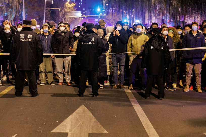 Во время акции протеста в Пекине полиция блокировала подходы к набережной и перекрыла часть улиц 