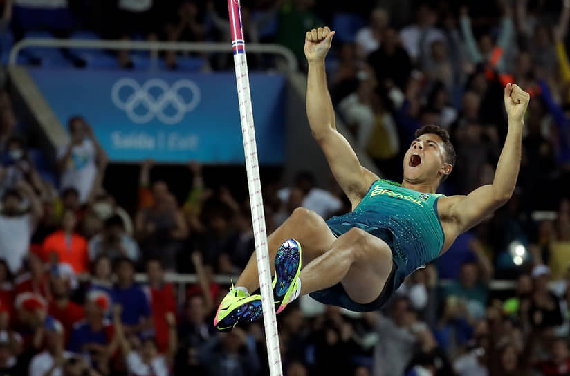 На Олимпийских играх 2016 года в Рио-де-Жанейро бразильский прыгун с шестом Тиаго де Силва установил новый рекорд, прыгнув на 6,03 м, и завоевал первое вместо. В качестве дополнительной награды бывший клуб спортсмена подарил ему золотой слиток весом 1 кг  