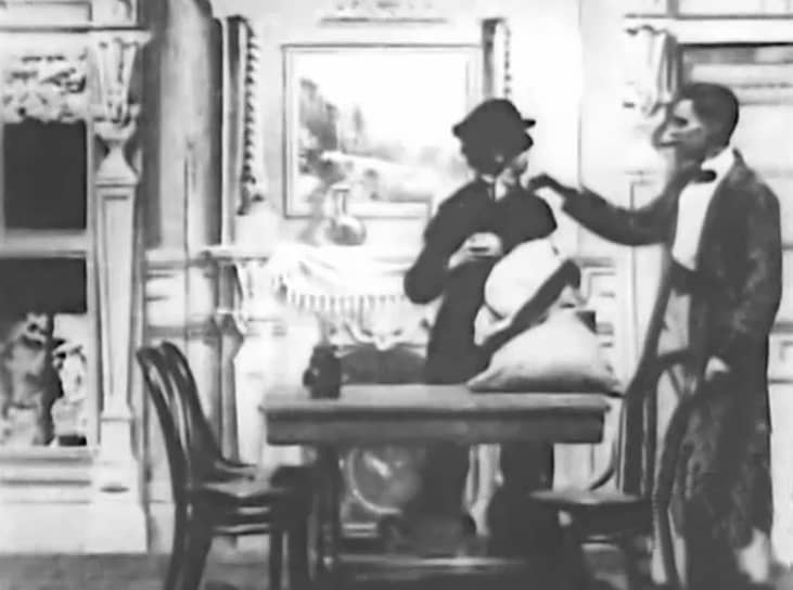&lt;b> «Озадаченный Шерлок Холмс», 1900 год&lt;/b>&lt;br> 
Черно-белая короткометражка, снятая американским режиссером Артуром Марвином, — первый известный фильм о Шерлоке Холмсе. Немая кинолента, в которой лондонский сыщик (справа) предстает в образе недотепы, длится около 30 секунд. Первоначально картина была создана для мутоскопа. Имена актеров в титрах не указаны. Долгое время она считалась утраченной, пока в 1968 году не была восстановлена из сохранившихся бумажных карточек
