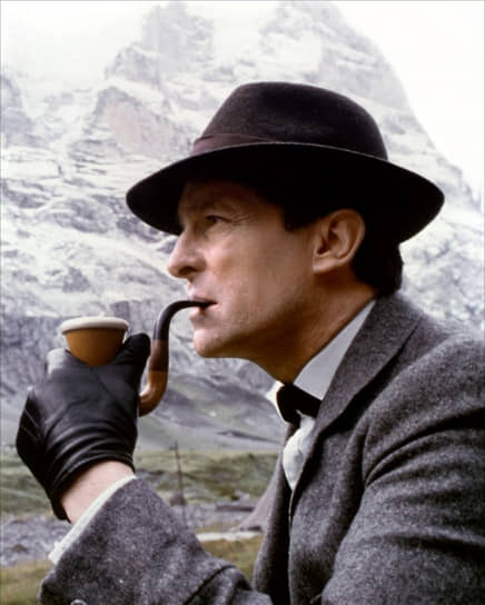 &lt;b>«Приключения Шерлока Холмса», 1984–1985 годы &lt;/b>&lt;br>
Британец Джереми Бретт сыграл каноничного Шерлока Холмса, его образ буквально «срисован» с книжного. Актер переживал, что из-за этого продюсеры не будут воспринимать его в других амплуа, но именно сериал про лондонского детектива сделал Бретта настоящей звездой. «Я пытался показать всю невероятную гениальность человека. Но в мраморе Холмса есть трещины, как в почти идеальной статуе Родена. И я тоже пытался это показать»,— рассказывал актер
