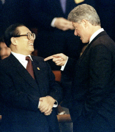 В 1997 году Цзян Цзэминь посетил с визитом США, где встретился с президентом Биллом Клинтоном (справа). По результатам переговоров страны выпустили совместное заявление об укреплении сотрудничества
