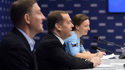 Дмитрий Медведев поработал на публику // Единороссы отмечают день рождения партии традиционным приемом граждан