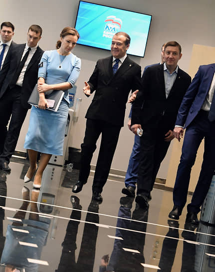 Анна Кузнецова, Дмитрий Медведев (в центре) и Андрей Турчак 