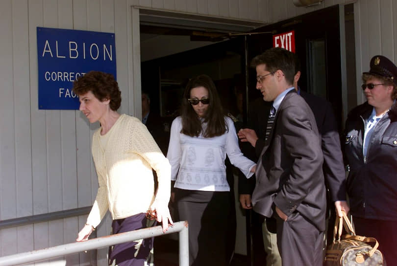 Эми Фишер выходит на свободу. Впереди идет ее мать Роузэнн, поддерживавшая ее на протяжении всего срока заключения. 1999 год