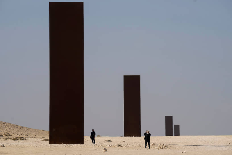 Зекрит, Катар. Инсталляция американского художника Ричарда Серры «Восток–Запад/Запад–Восток» в пустыне
