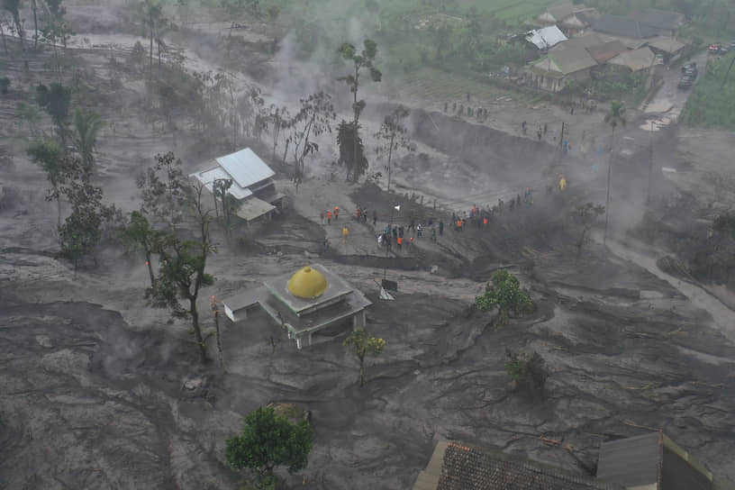 Сумбервулу, Индонезия. Последствия извержения вулкана Семеру