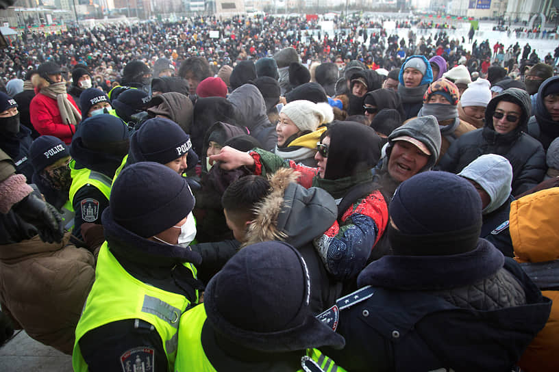 По оценкам местных СМИ, к 13:30 6 декабря на улицы Улан-Батора вышли около 200 манифестантов