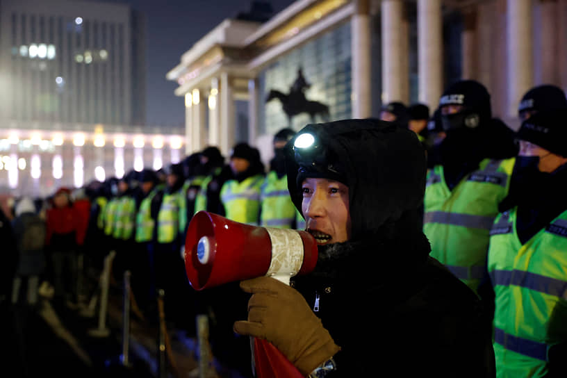 Протесты в столице Монголии вспыхнули 4 декабря после появления в СМИ сведений о краже госслужащими от $12,9 млрд до $17,6 млрд через махинации с экспортом угля в Китай