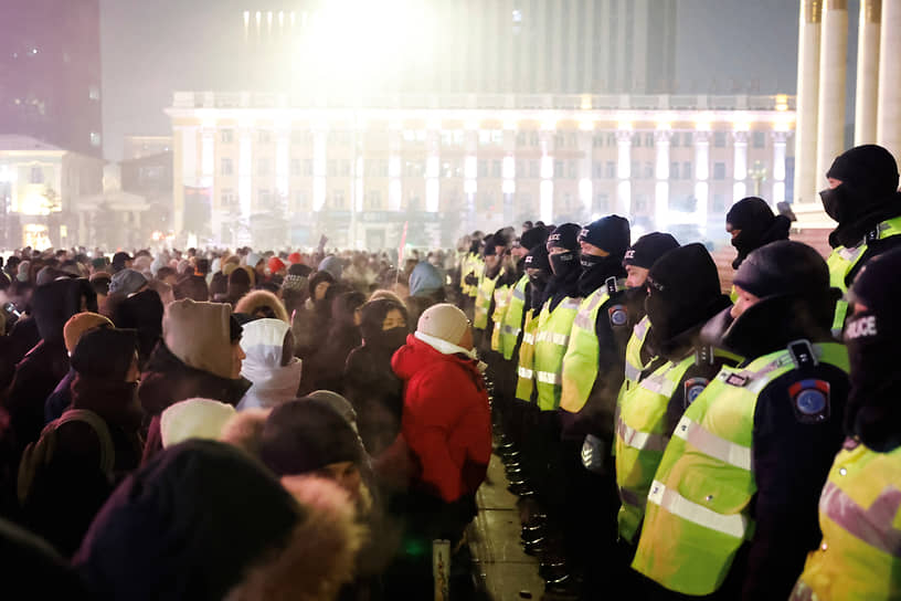 5 декабря массовые протесты на центральной площади Улан-Батора завершились, когда полицейские разогнали недовольных граждан