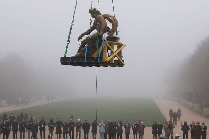 Версаль, Франция. Скульптуру Аполлона демонтируют из одноименного фонтана для дальнейших реставрационных работ