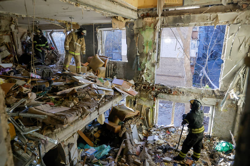 Донецк. Спасатели разбирают завалы разрушенного в результате обстрела дома