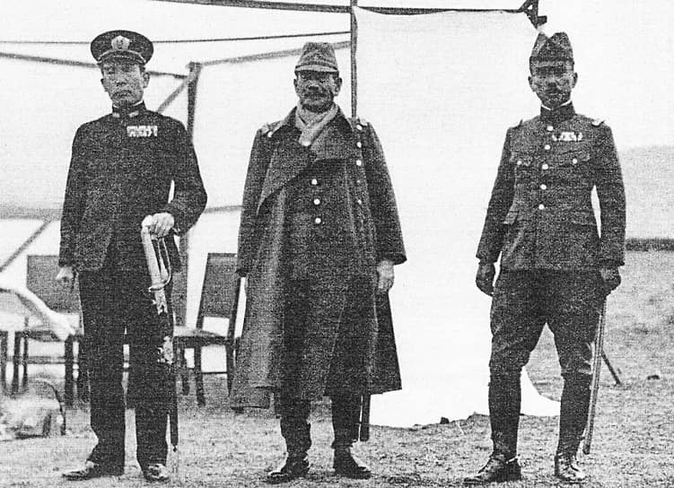 Наступлением командовал генерал Мацуи Иванэ. 2 декабря, когда войска подошли вплотную к стенам города, он заболел и был заменен на генерал-лейтенанта принца Асаку Ясухико. Обороной города руководил китайский военачальник Тан Шэнчжи 
&lt;br>На фото (слева направо): японский адмирал Киеси Хасэгава, генерал Мацуи и принц Ясухико 