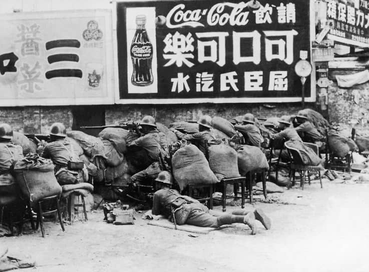 Вторая японо-китайская война началась в июле 1937 года. Китайские вооруженные силы превосходили японские по численности, но серьезно уступали в технике и подготовке. Несмотря на ожесточенное сопротивление, в августе императорская армия вошла в Шанхай и после трехмесячных боев оккупировала город, установив там марионеточное правительство

