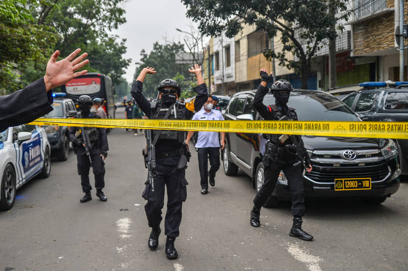 Бандунг, Индонезия. Оцепление у полицейского участка после терракта