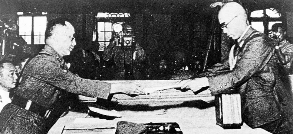 Документы об убийствах были засекречены, а вскоре после капитуляции Японии в 1945 году уничтожены. В 1946-м состоялся Токийский процесс, на котором судили в том числе причастных к Нанкинской резне&lt;br>На фото: представитель китайского правительства Хэ Инцинь (слева) принимает капитуляцию Японии в Нанкине