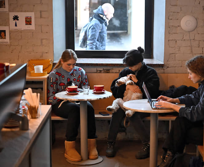 Посетители кофейни «Кооператив Чёрный» в Москве