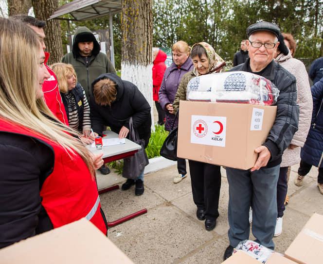 Сотрудники Молдавского Красного Креста раздают наборы гуманитарной помощи беженцам