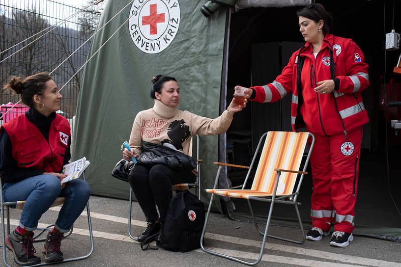 Волонтеры Словацкого Красного Креста встречают людей, покинувших территорию Украины. Многим нужна первая психологическая помощь