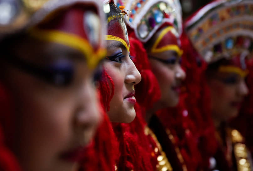 Катманду, Непал. Представительницы народа неваров в традиционной одежде празднуют фестиваль Йомари Пунхи, посвященный завершению сбора урожая 