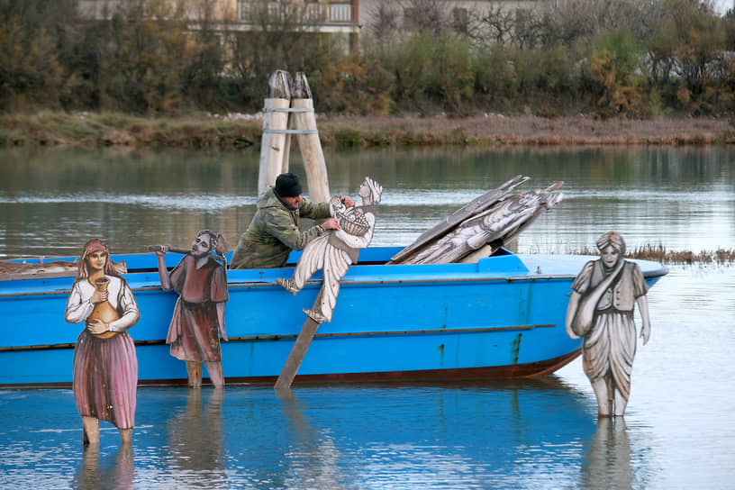 Венеция, Италия. Местный житель создает рождественский вертеп на воде