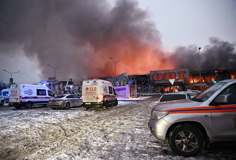 Химки, Московская область. Автомобили полиции и скорой помощи на месте пожара у торгового центра «МЕГА-Химки»