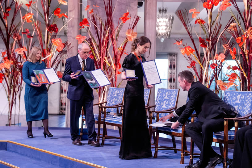 Наталья Пинчук (на фото слева) получила Нобелевскую премию мира от имени своего мужа активиста Алеся Беляцкого вместе с представителями организаций «Мемориал» (внесен в реестр иноагентов, ликвидирован по решению Мосгорсуда) и Центр гражданских свобод