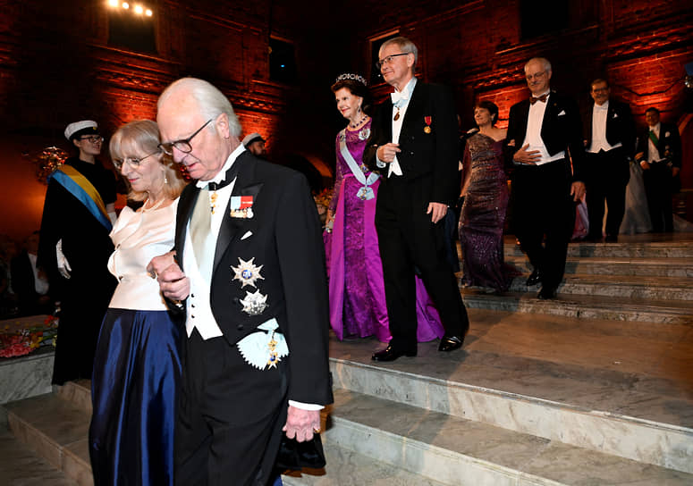 Король Швеции Карл XVI (в первой паре справа), королева Сильвия (во второй паре слева) и гости церемонии после награждения 