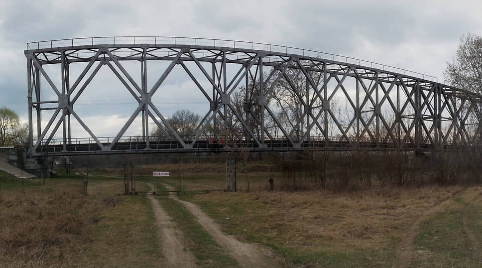 Железнодорожный мост выполняет роль погранперехода, соединяющего молдавский город Унгень и одноименную коммуну в Румынии. Он построен на месте старого путепровода: в 1877 году Эйфель реконструировал и перестроил сооружение, которое было почти полностью разрушено после разлива реки Прут