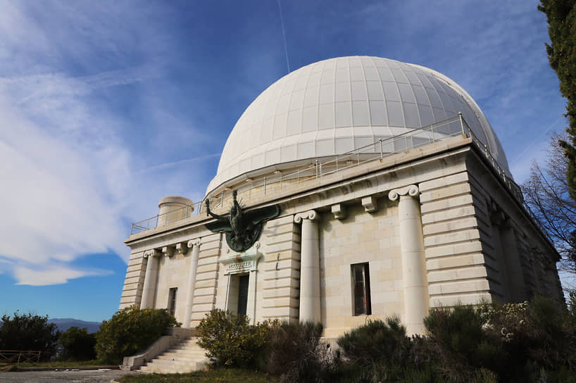 В 1878 году Гюстав Эйфель спроектировал главный купол для обсерватории в Ницце (Франция). Его диаметр достигает 24 м, а вес составляет около 100 тонн. Купол вращается, поскольку установлен на основании, имитирующем поплавок