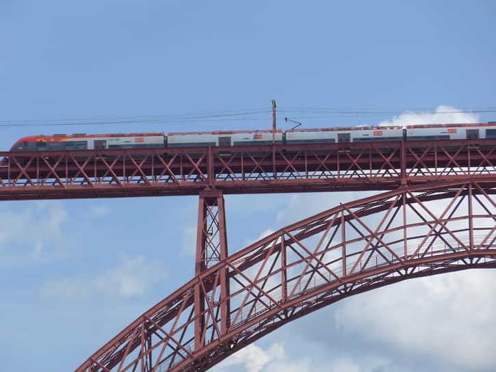 Над ущельем Трюйер во Франции простирается железнодорожный виадук Гараби длиной 565 м и высотой 122 м. Его проект разработал инженер Леон Буайе, вдохновленный мостом Марии Пии в Португалии. Строительство было поручено Гюставу Эйфелю и его компании. Всего над мостом трудились около 400 рабочих. Введен в эксплуатацию в 1888 году и является частью железной дороги Безье—Клермон-Ферран