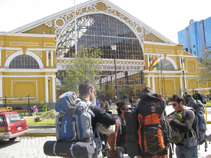 Центральная автобусная станция Ла-Паса (Боливия) изначально строилась как железнодорожная. Каркас здания возведен по проекту Эйфеля между 1913 и 1917 годами. В 1980-х из-за роста населения местные власти отдали терминал под автовокзал 