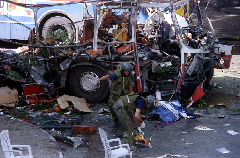 До перемирия 1994 года «Хамас» убил десять израильских военных, провел ряд атак на мирных евреев и палестинцев, заподозренных в коллаборационизме. Затем «Хамас» перешел к использованию бомб, устроив в 1994-1996 годах восемь взрывов, в которых погибли 95 человек