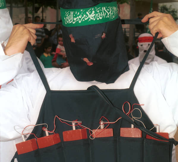 С началом второй интифады в октябре 2000 года «Хамас» активизировал террористическую деятельность и начал использовать смертников-шахидов. На период с 2000 по 2004 год пришлось наибольшее количество совершенных «Хамас» террористических актов: в 425 акциях погибли 377 человек, свыше 2 тыс. получили ранения