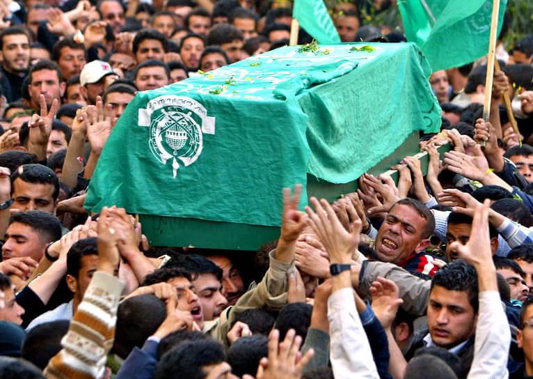 22 марта 2004 года в результате спецоперации, проведенной израильской армией в секторе Газа, убит духовный лидер организации Ахмед Ясин (похороны на фото). После этого политическое влияние «Хамас» увеличилось, с 2007 года «Хамас» контролирует сектор Газа